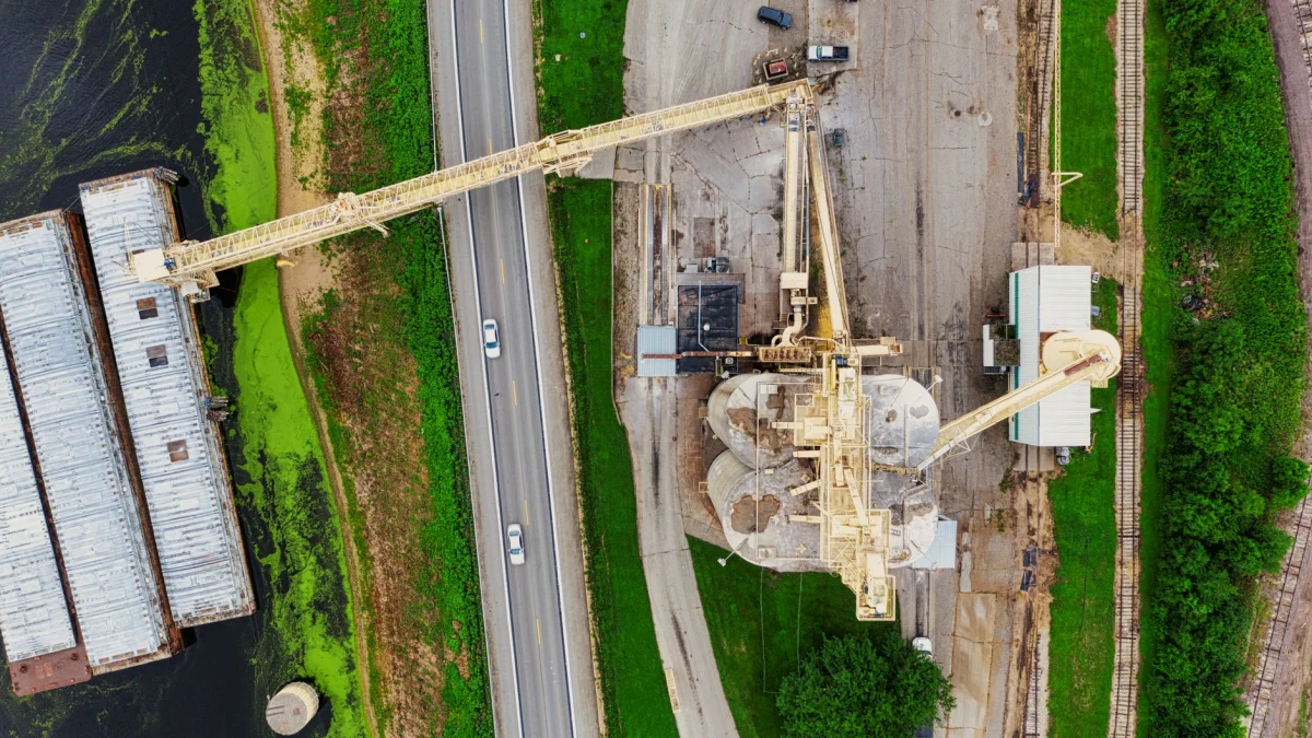 Van bovenaf zicht op een industriefaciliteit met een transportband nabij een rivier in Winona, Minnesota.
